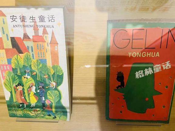 張秋生愛讀的那些書在浦東圖書館二樓少兒借閱室中也有這些張秋生