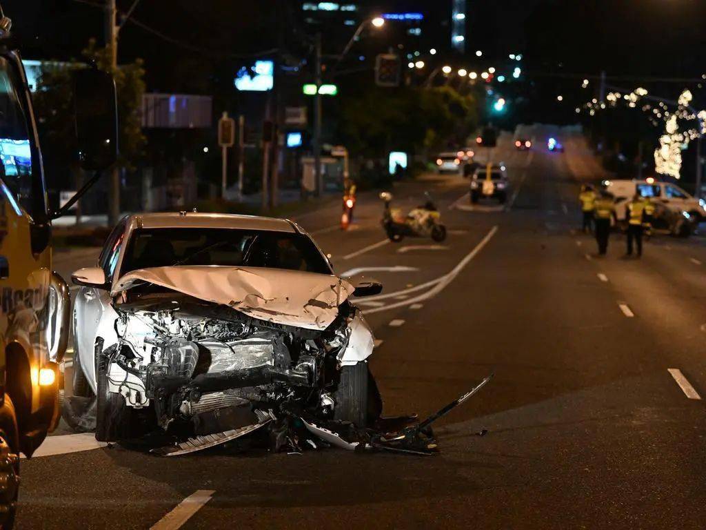 sunnybank繁忙路段突发致命车祸,一人死亡_严重_mazda_受伤