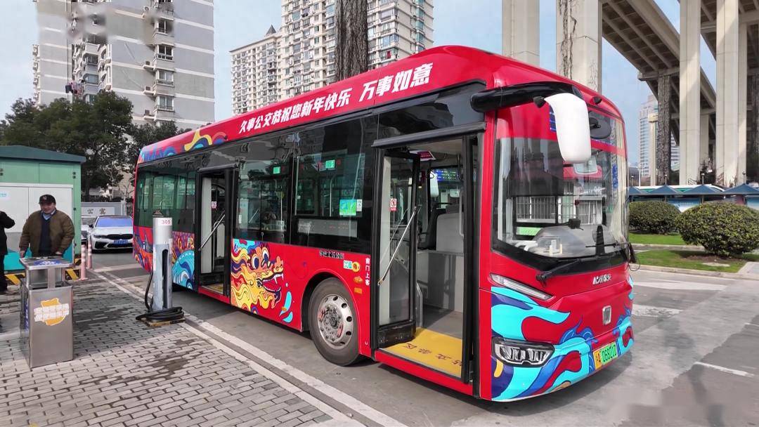 春节长假里,各式公交彩车添年味_老西门_上海_市民