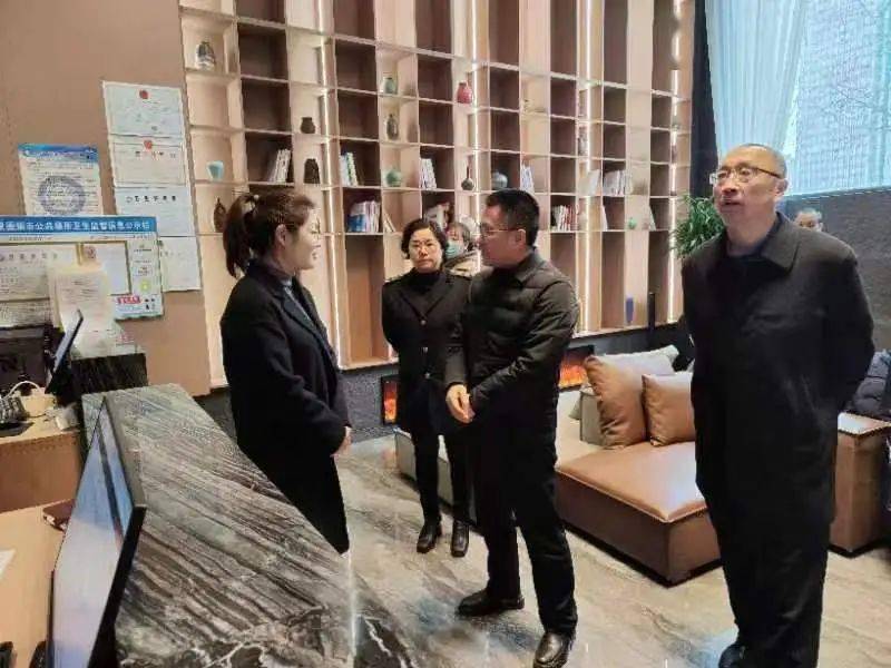 者的意见,详细询问住宿价格涨幅情况,现场查看客房清洁度及卫生状况