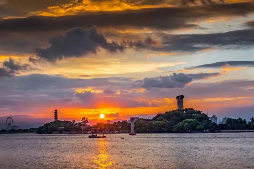 江心屿景区在光影码头可以观赏瓯江两岸的绝色风华,绵延十公里的瓯江