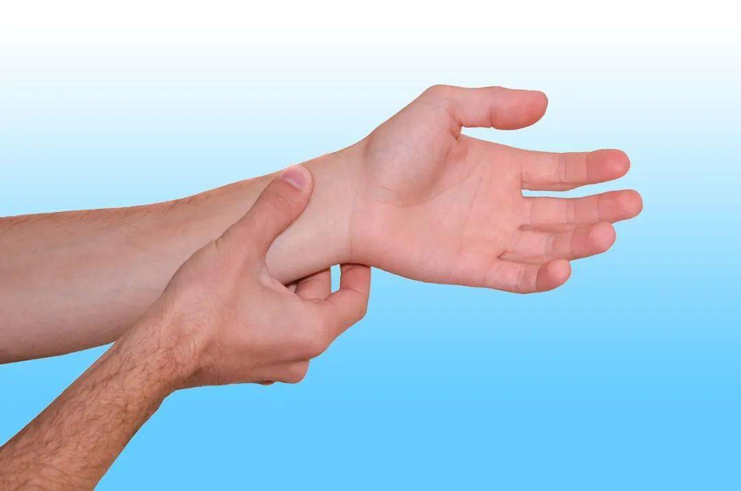 有比较明显的临床表现,往往会出现拇指,食指,中指及这半边手掌的麻木