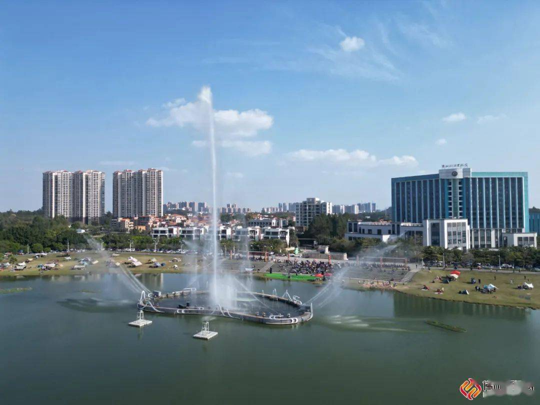 音乐喷泉广场被和煦的暖阳照耀着,水雾与阳光相互交织,犹如一幅流动的