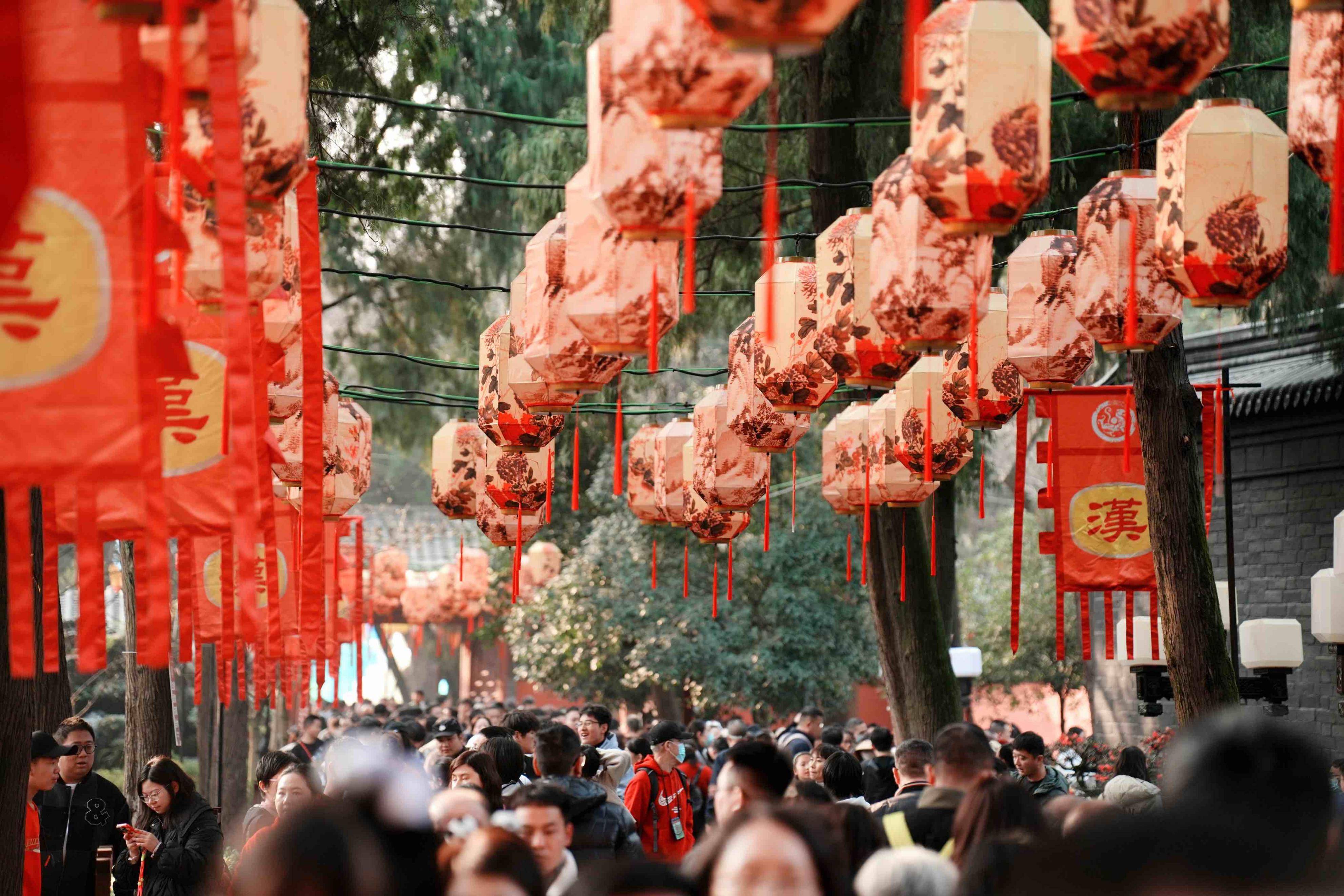 武侯祠成都大庙会开启人从众模式_灯组_观众_市集