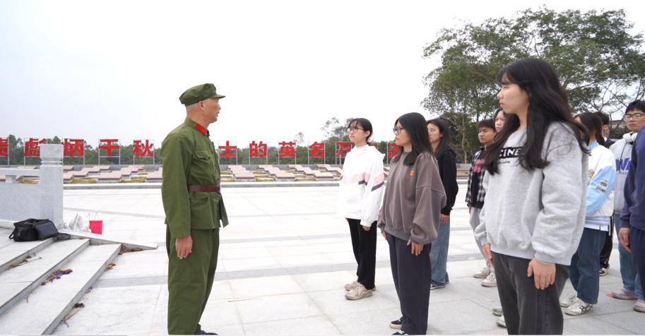 革命以来,新安镇涌现了许多优秀的党务工作者和农民党员,如彭中英,马