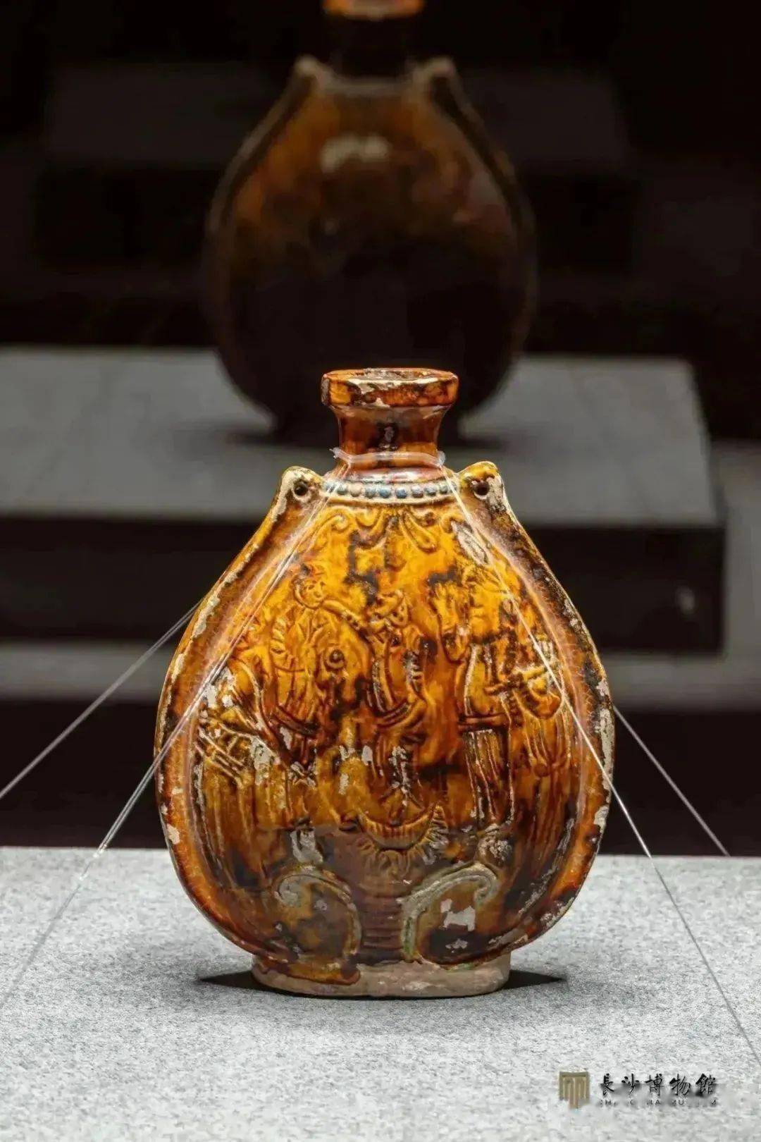 黄釉胡人乐舞扁壶北齐(550—577)洛阳公安局九科移交洛阳博物馆藏