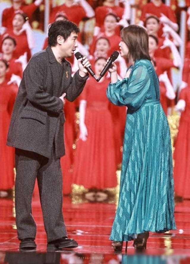 沈腾暴瘦后好像徐峥,与马丽合体上北京台春晚,两人戴同套饰品_舞台