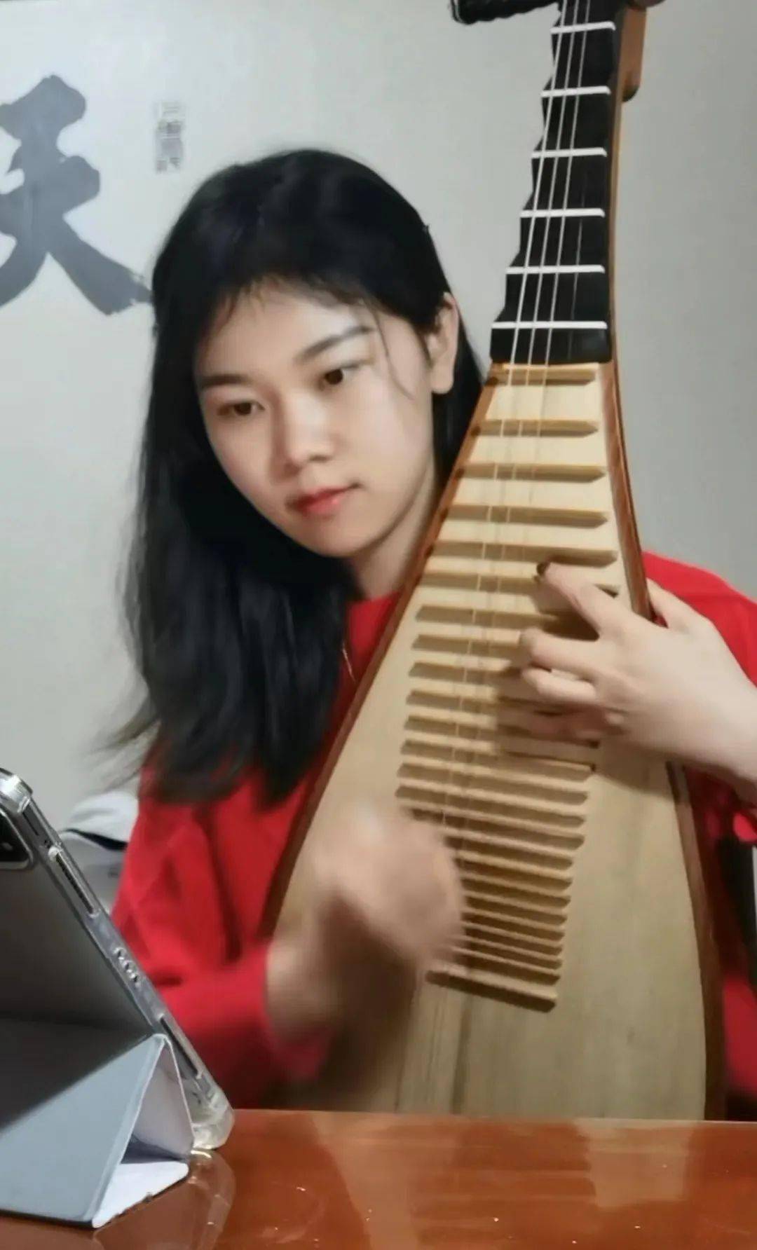 姚姝含吸引了大家伙的注意从房间里传开一阵阵清脆的琵琶声闪闪发光