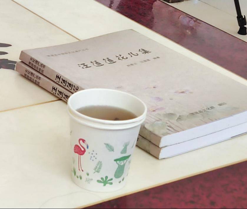 一开始赵意立让一个歌手帮他们做了一个光盘,到后来慢慢他就自己硬学