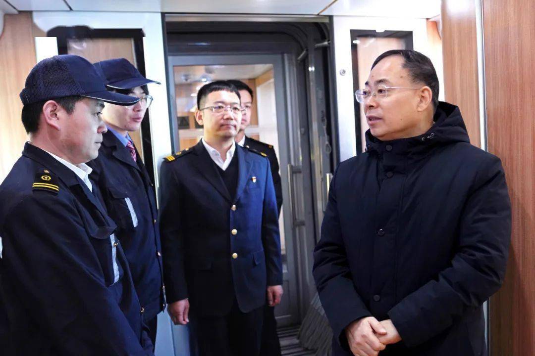 2月15日,刘振芳在北京车辆段检查正在整备的动力集中动车组,看望慰问