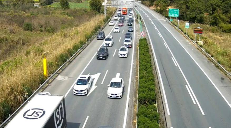 g72泉南高速(兴安至全州段)全州服务区,凤凰服务区车辆饱和,已分别