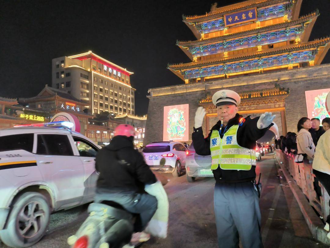 全媒体记者 王淳摄▲户籍民警王晓燕坚持在大年初一为群众开展户籍