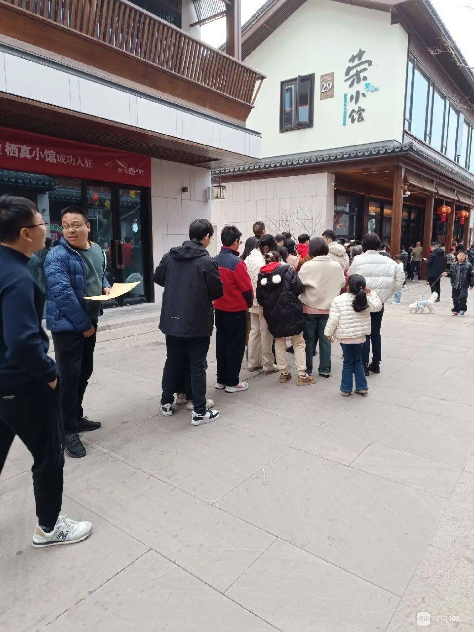 天台赭溪老街这家店太火爆! 门口坐满等位的人, 还几!