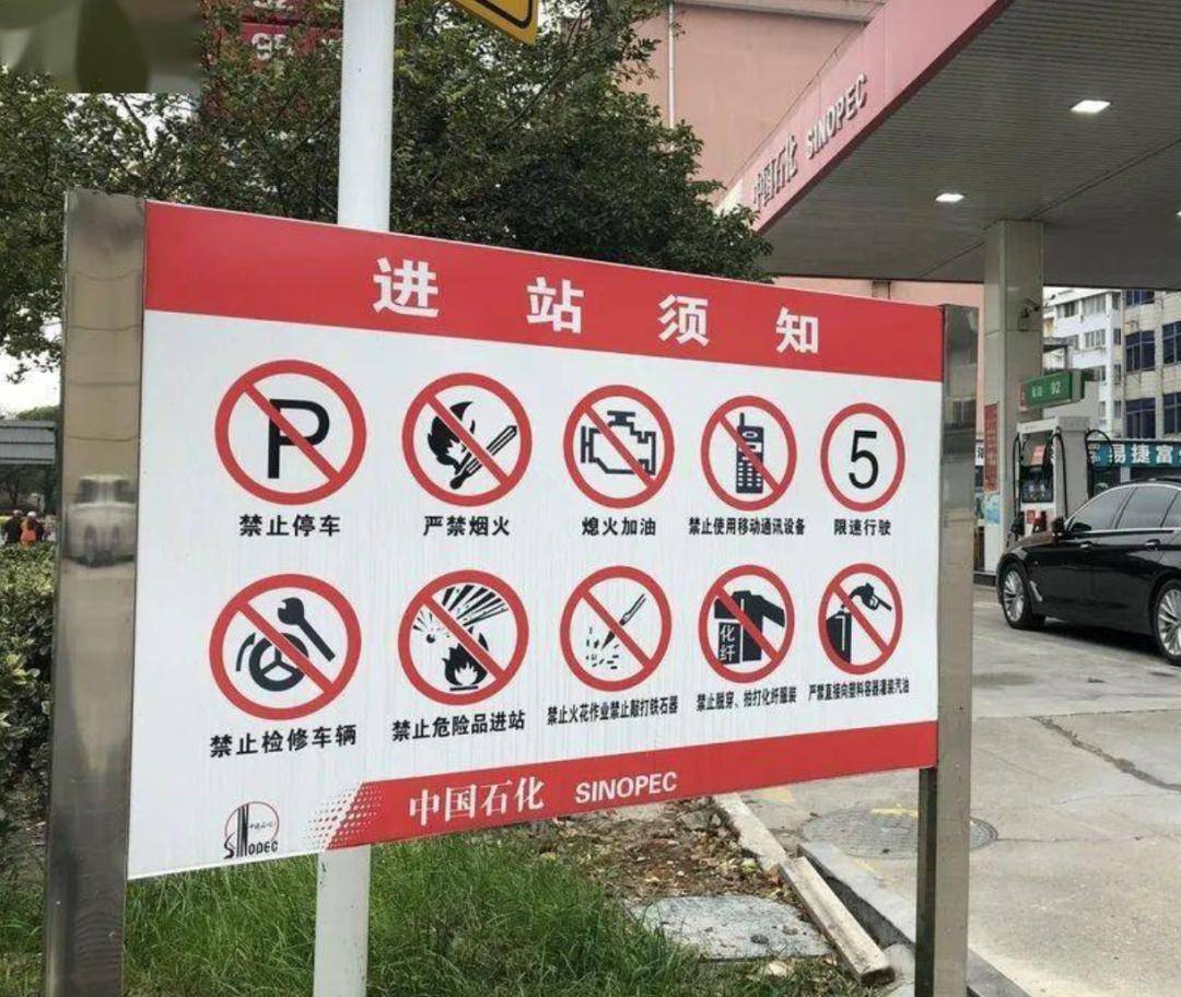万一汽车着火,应该在道路状况安全的前提下,缓慢将车停靠至路边,切断