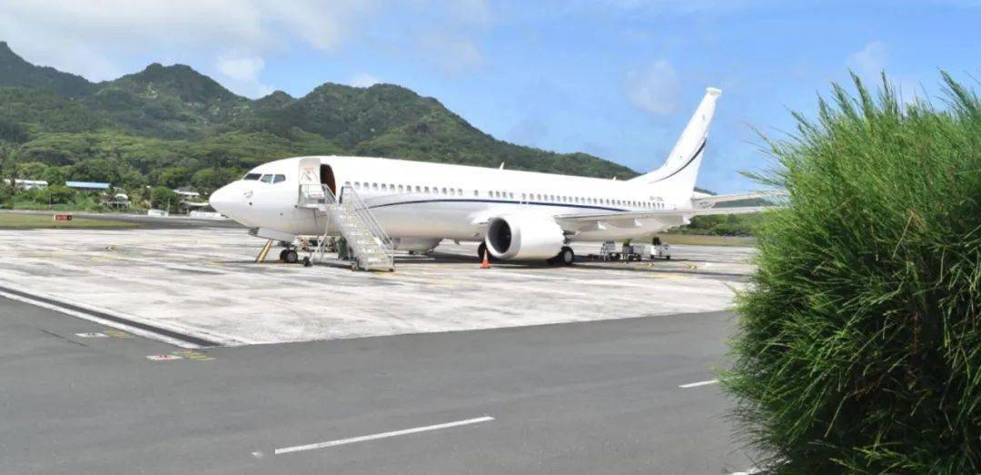 机场的工作人员说,两架飞机都是从纽埃岛飞来的,之后会飞往厄瓜多尔.