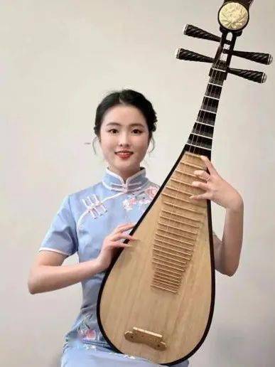 夏陆佳,上海评弹团青年演员,师从黄海华,吴静慧老师学说长篇《白蛇传
