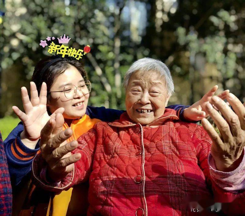新春走基层:养老院里的"00后"_阿默_老人_梁淦