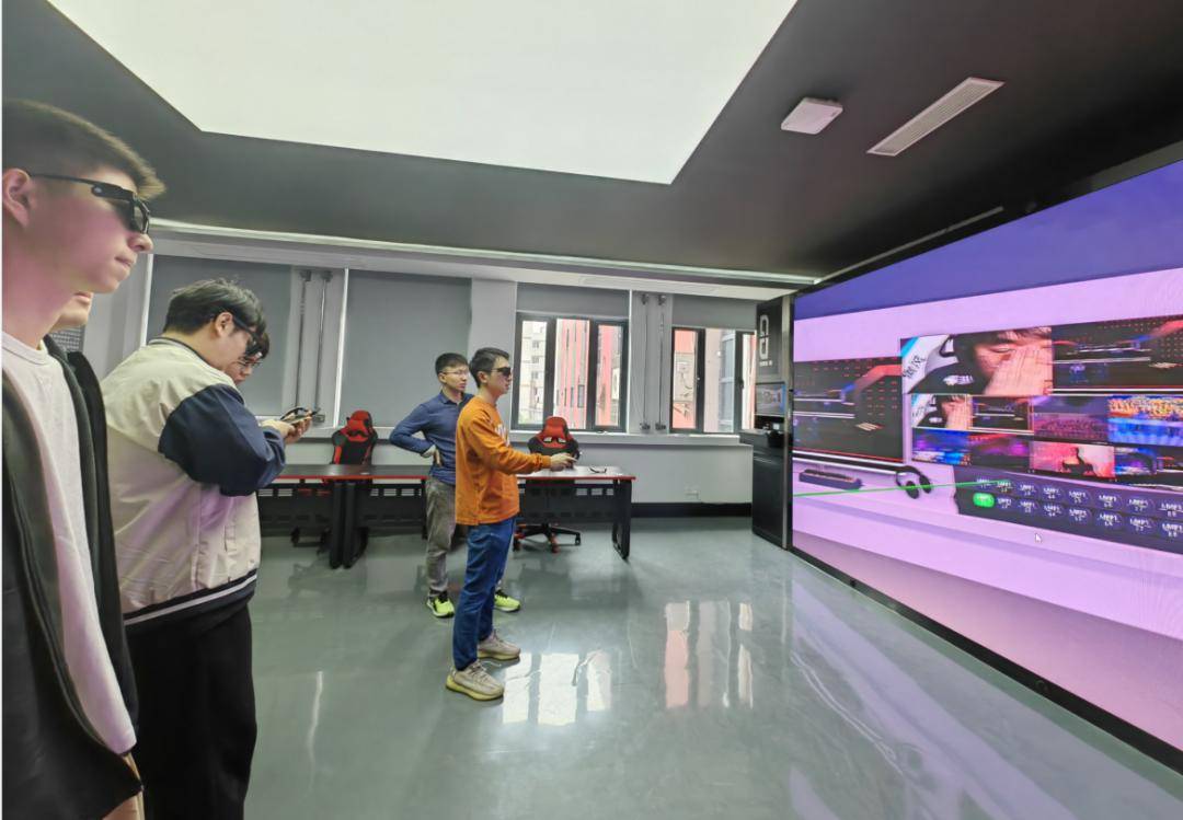 上海出版印刷高等专科学校的数媒未来课堂(仿真电竞馆数智实训室),以
