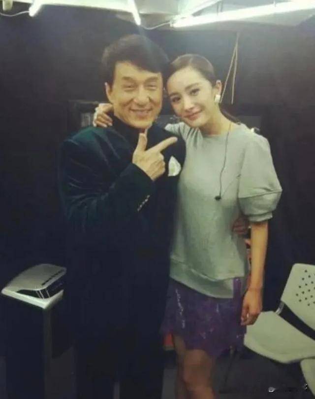 17岁的杨幂在成龙怀里拍摄广告,只得了600元报酬_新人_才华_天赋