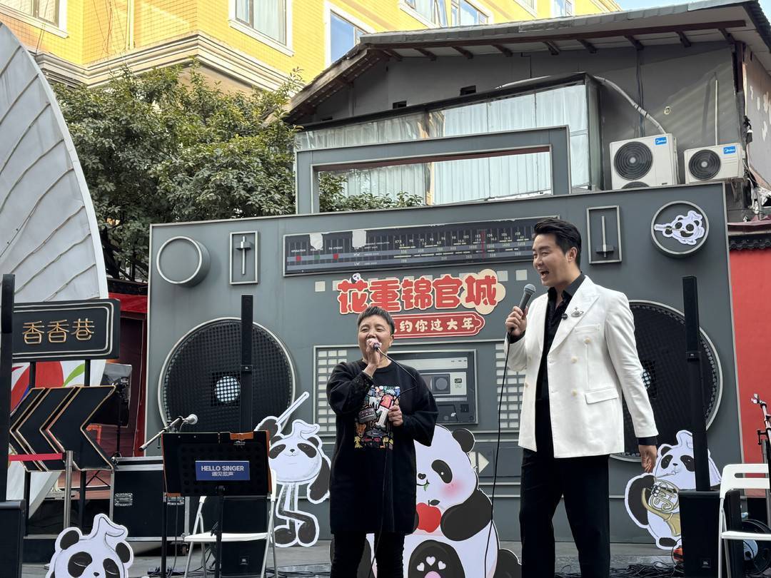 著名男高音张英席唱响成都街头_音乐会_观众_市民