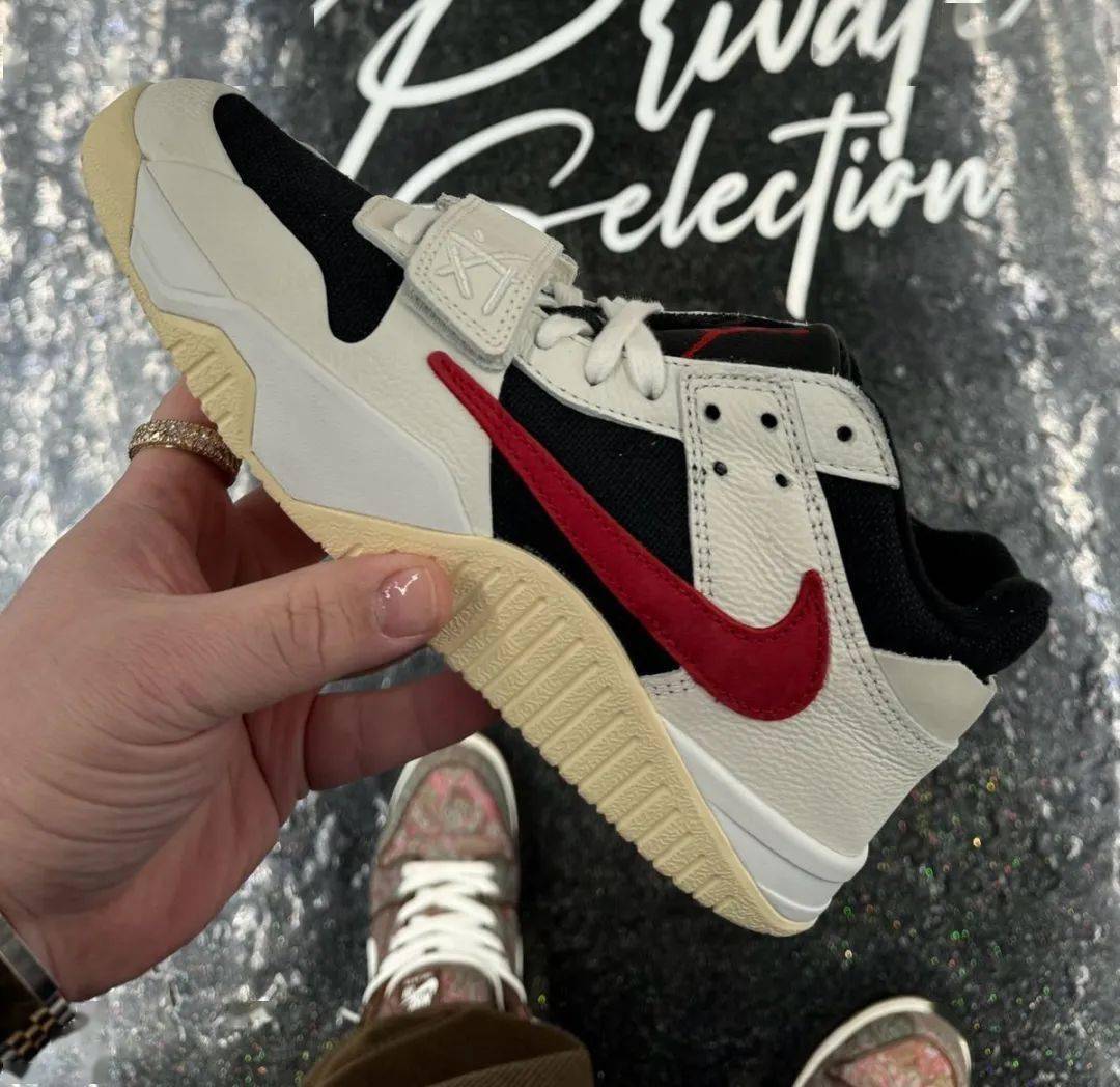 既然og配色已经出现那jumpman jack系列也将陆续登场,第二双配色似乎