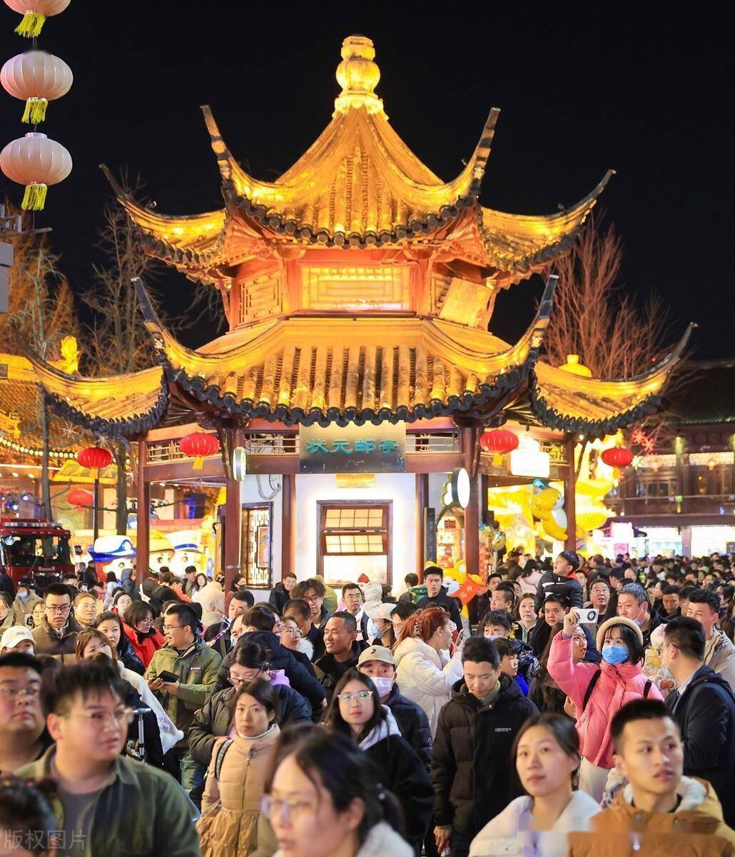 南京夫子庙花灯璀璨,市民和游客来到这里逛灯会赏花灯