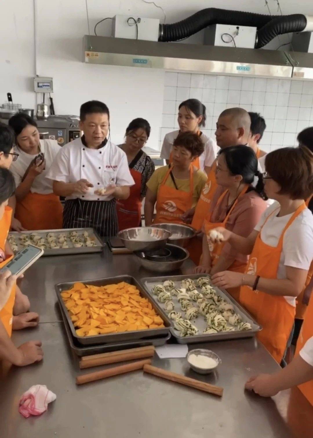 闔家團圓時離世,這位國家一級麵點師將自己的眼角膜和