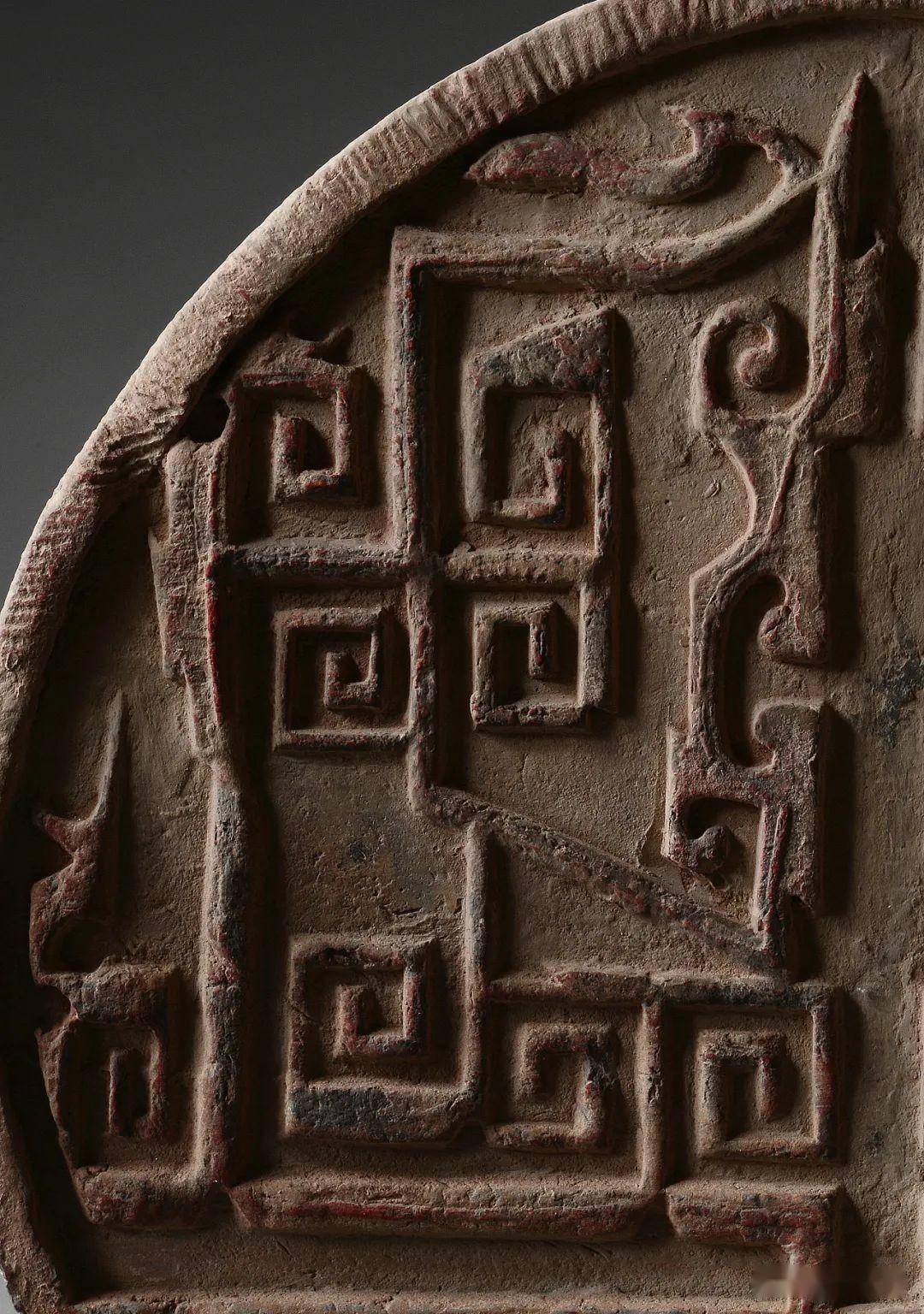 夔龙纹是商周青铜器装饰的主要神兽纹饰之一,形象多为张囗,卷尾,具有