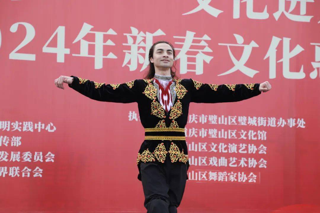 以饱满的热情,动听的歌声,绚烂的舞蹈,谱写出一首首新年赞歌