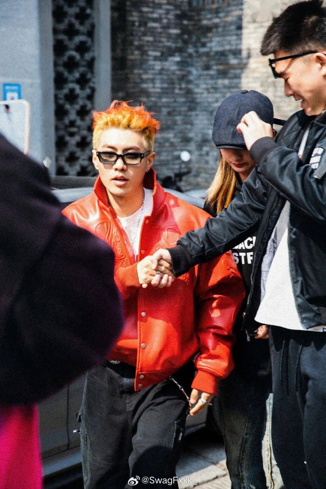 pgone神奇联动!丁飞回应欠几百w!两张新专辑!kanye被霉霉当场赶走?