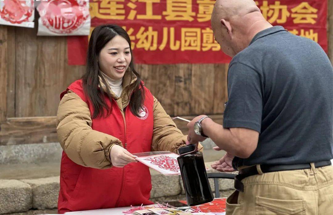 研学活动,非遗传承人郑永宁老师为大家展示形式多样的剪纸图样和技法