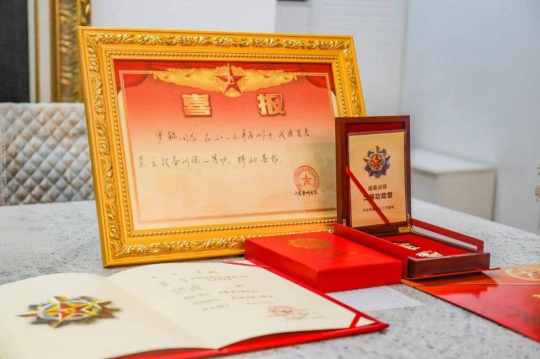 军地联合为"二等功臣之家"送喜报_武警贵州总队_罗鲲_国防