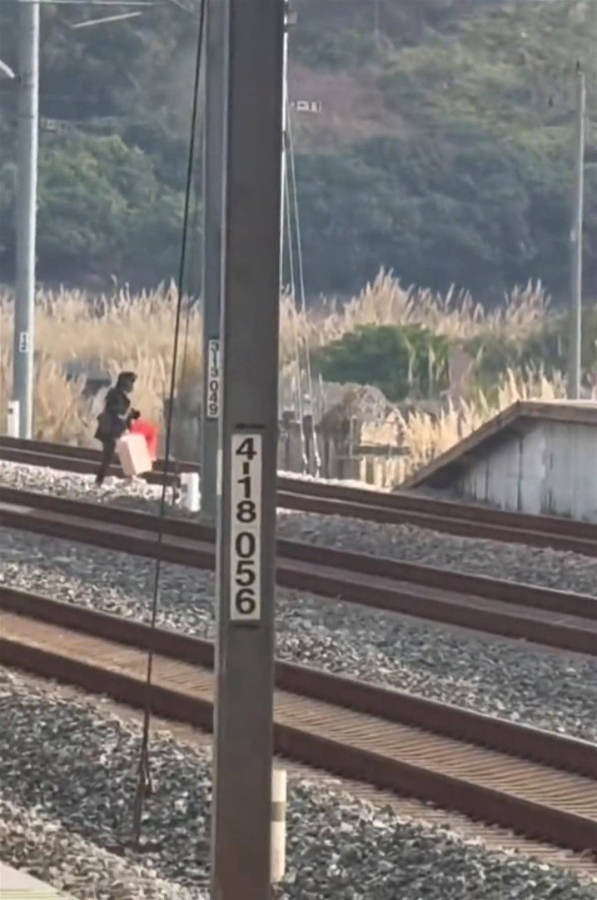 广东一女子走错站台又着急赶车,手提行李箱翻越铁轨_轨道_铁路_视频