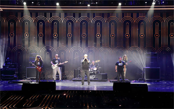 图说:夏建安在乐队担任贝斯手爱打乒乓会玩乐队的上海女婿中午12时30