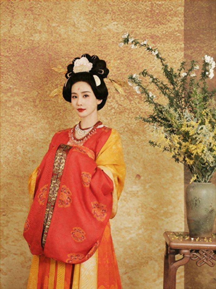 2024年央视春节联欢晚会上,刘涛,刘诗诗,李沁,关晓彤分别身着四个时代