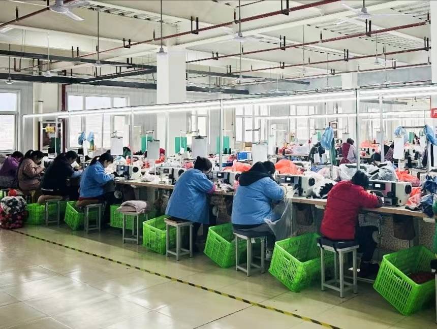 汉阴新社区工厂春节后复工复产忙 全力冲刺"开门红"_生产_企业_工人