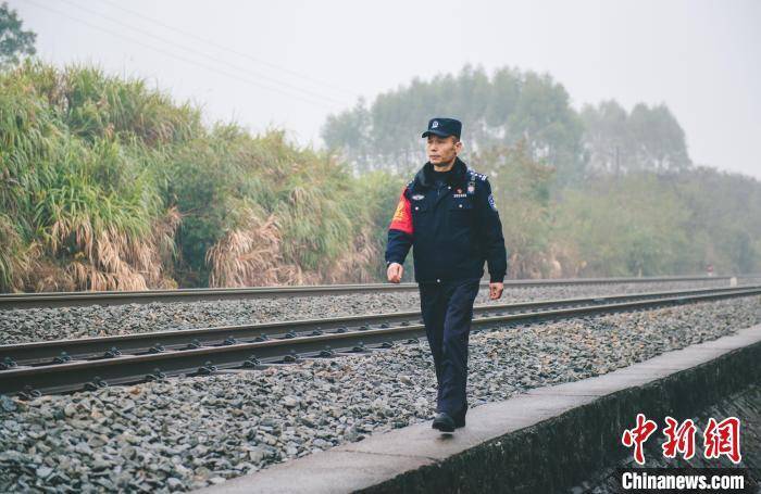 (新春走基层)广西铁警巡线追贼 护航春运36载_何新华_铁路_工作