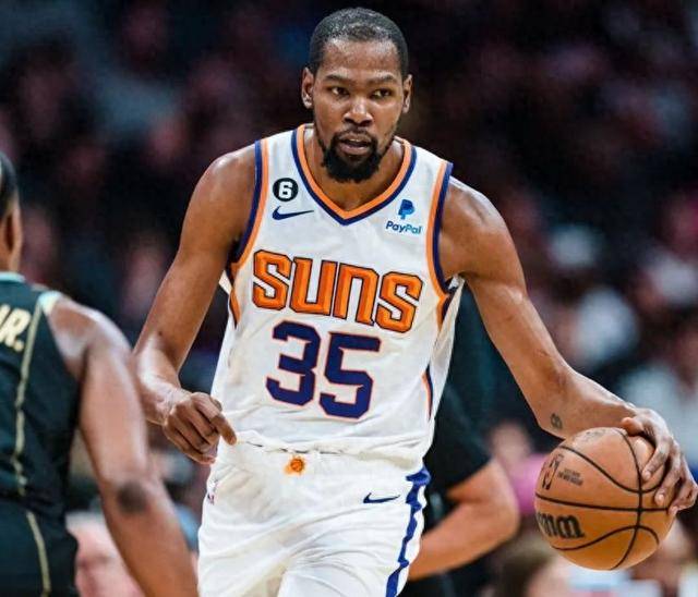 虽然杜兰特在大学时期表现出了出色的得分能力和篮球技术.