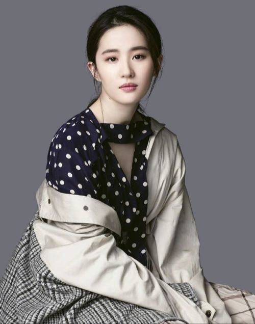 刘亦菲近照面若桃花腹部暗藏玄机,疑备孕升级当妈_母亲_孩子_时间