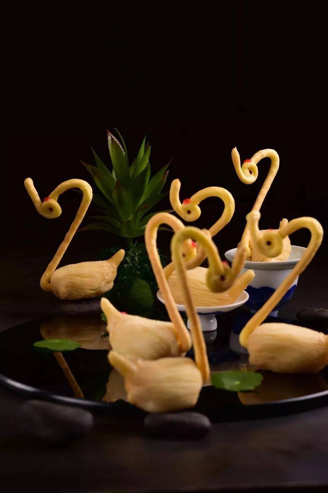 天鹅酥.天麻炖乳鸽.鲜椒乌骨鸡.养生狮子头.粤式牛柳粒.