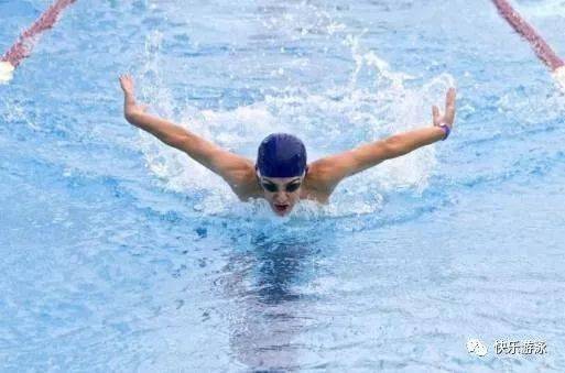 淡定地踩水:比较传统的踩水方式:单车脚,像踩自行车一样两只脚轮流