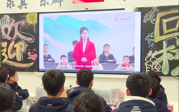 正在老师的带领下在丰都县育才中学育才中学看看同学们的开学第一天吧