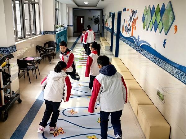 新学期,这所小学为孩子们送上惊喜:好玩的运动走廊!_顾文_游戏_穿越