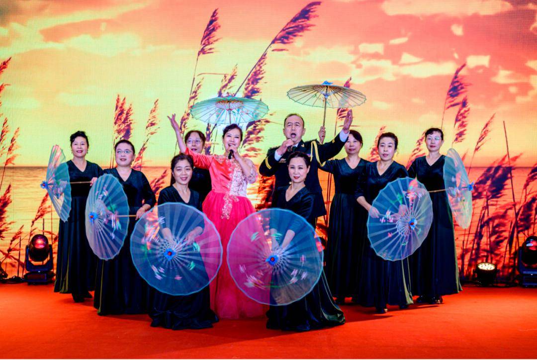 64岁的高艳萍,是银河艺术团女子合唱团团长.