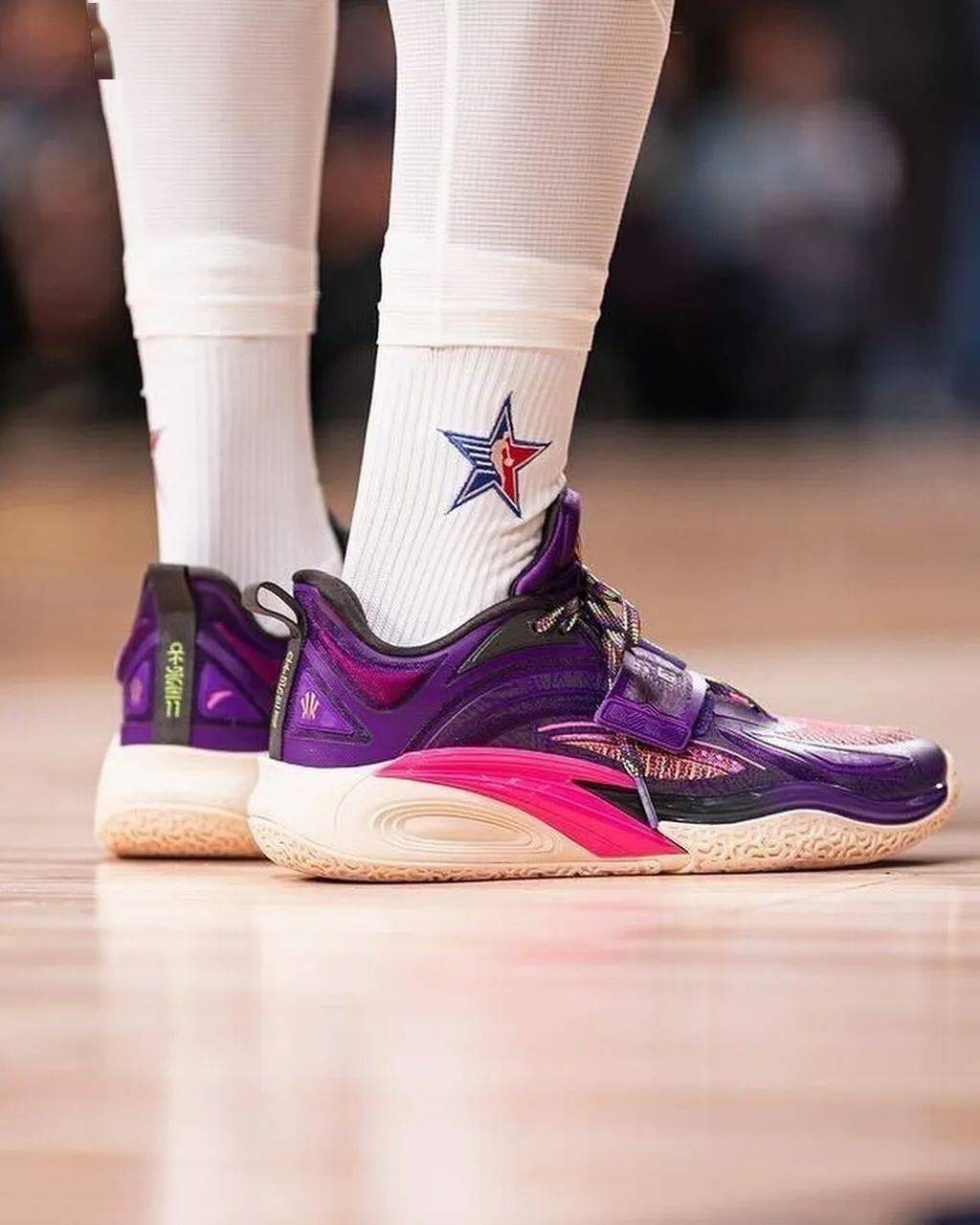 杰伦·布朗上脚「欧文一代」!网友:踏子要签?_球鞋_安踏_消息