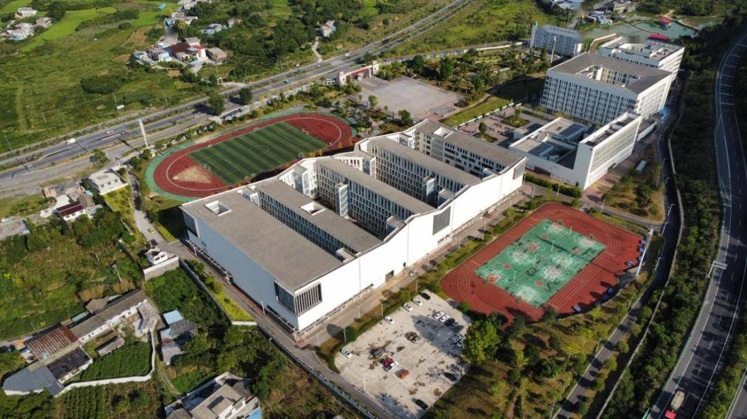 初到学校,校门高大庄严,"独山县第一中学"几个大字在暮色中熠熠生辉