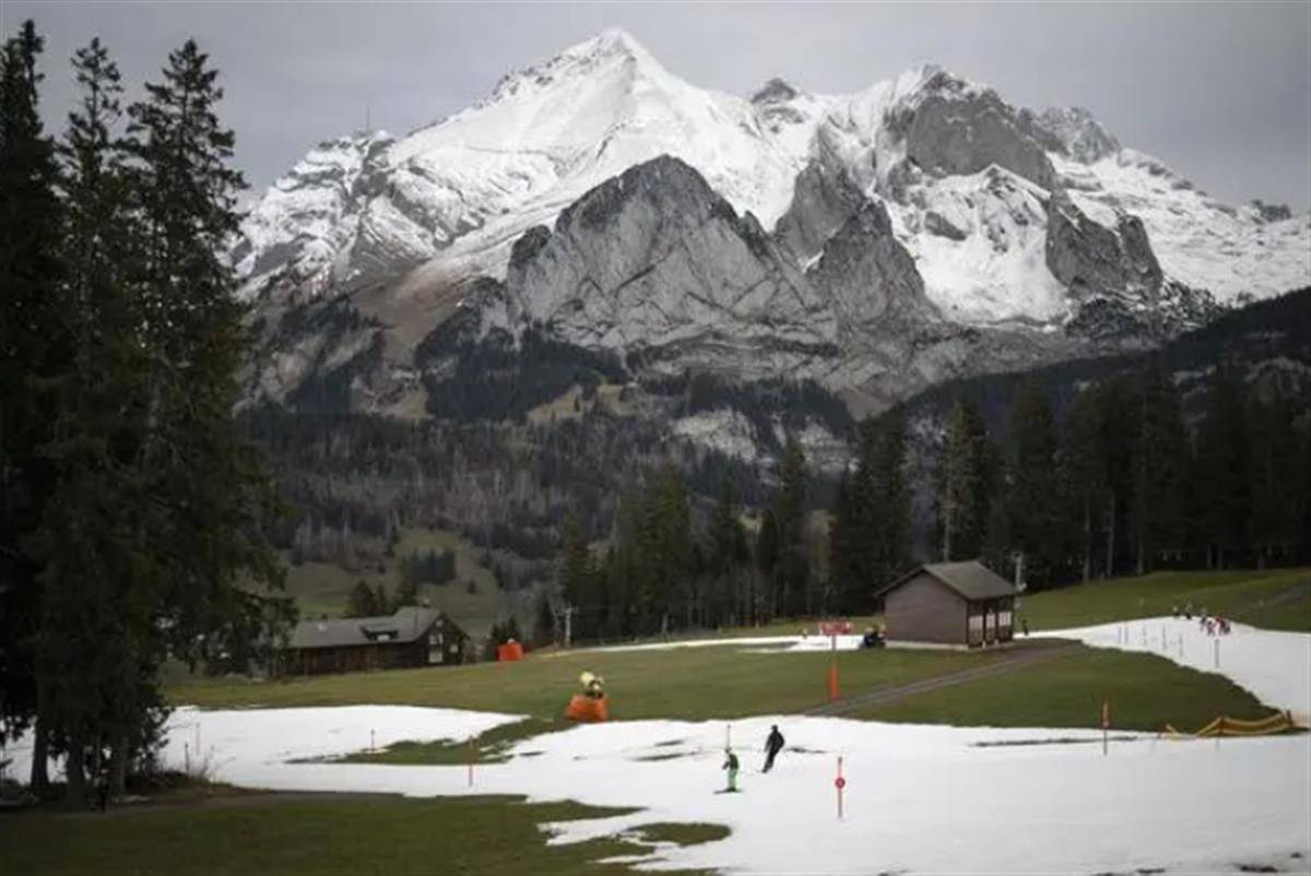 大量游客转向北欧滑雪顺便看极光_积雪_雪场_瑞士