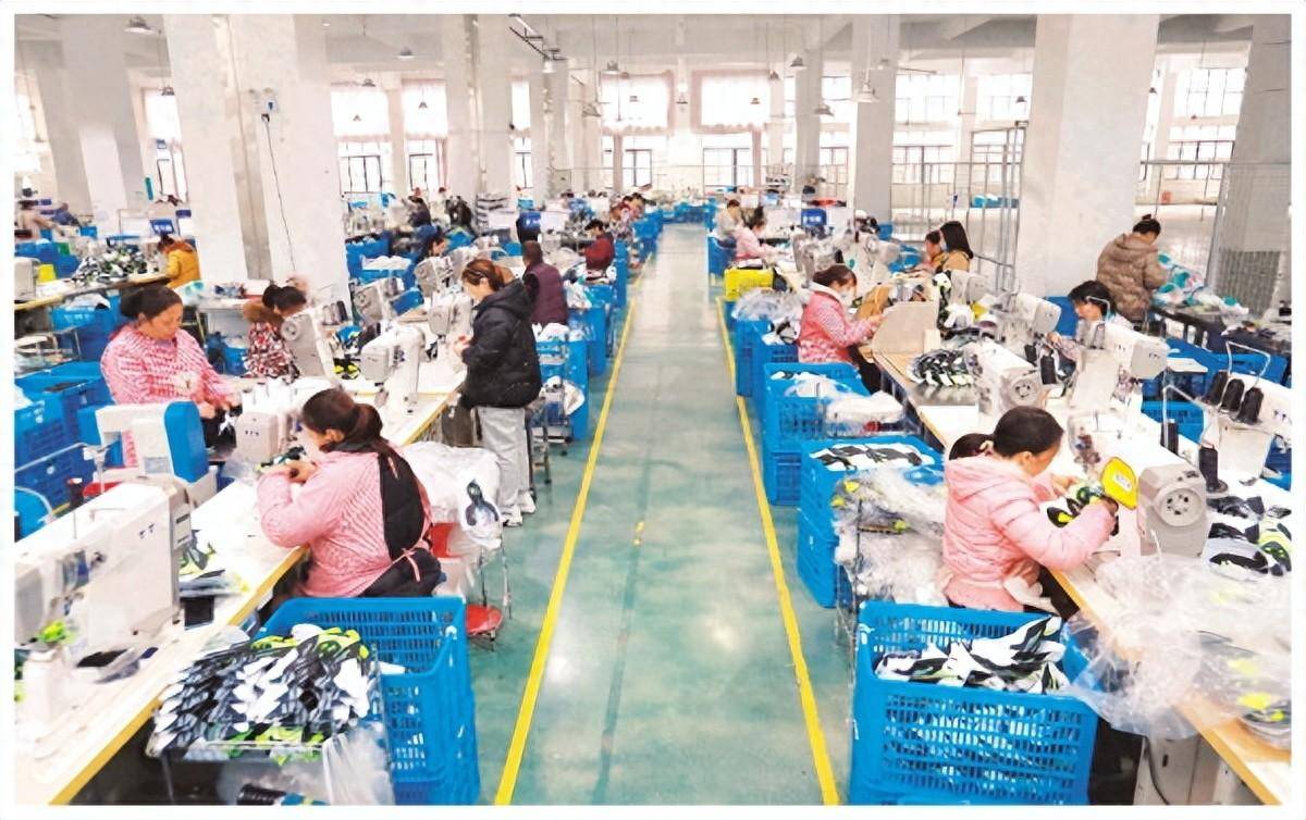 在桂林丰泰体育用品有限公司,工人们正在加紧缝制运动鞋鞋面.
