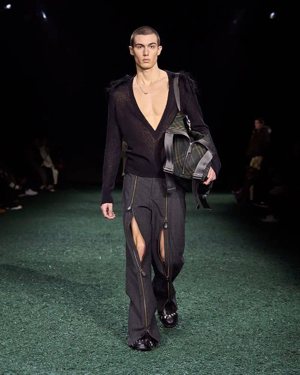 burberry 2024 冬季系列大秀登场04由 g-dragon 主导的 peaceminusone