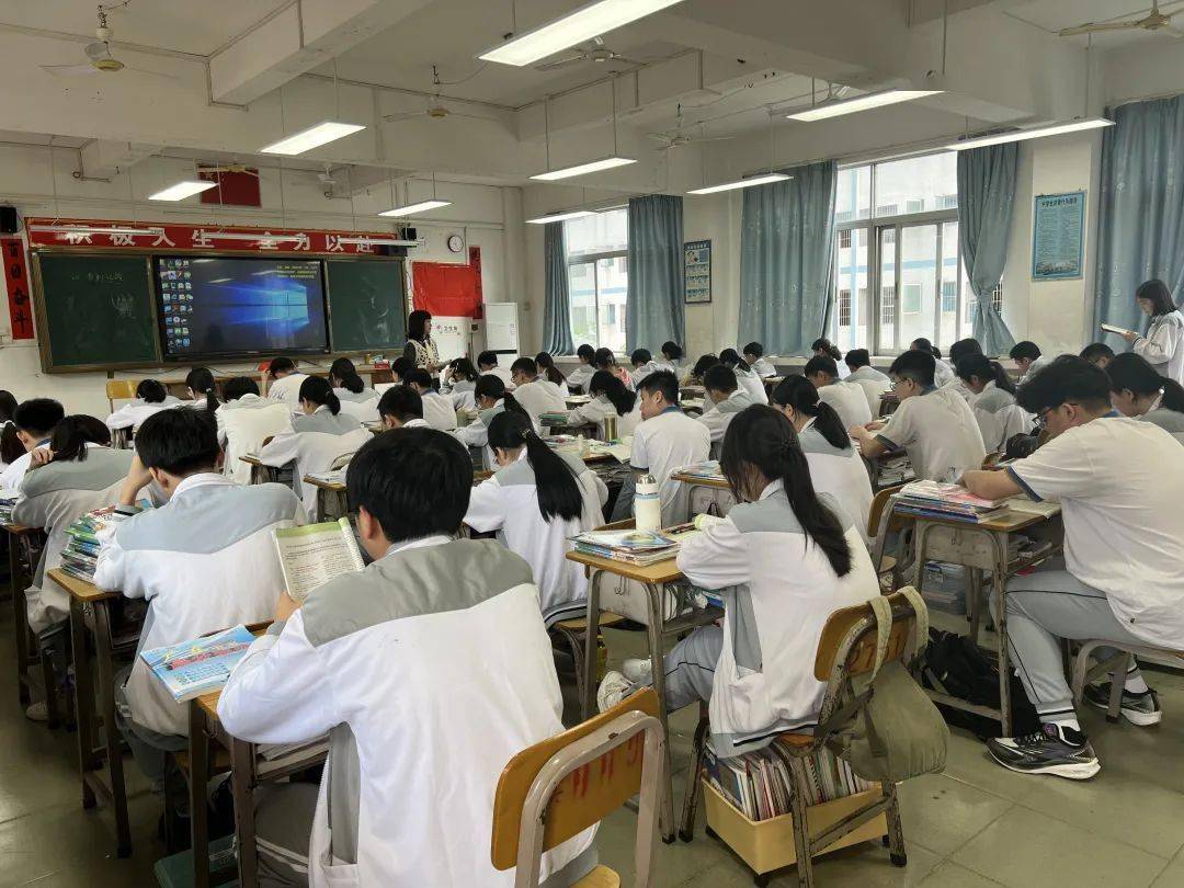 开学的钟声已经响起2月20日新兴县各中小学校和幼儿园迎来春季开学日
